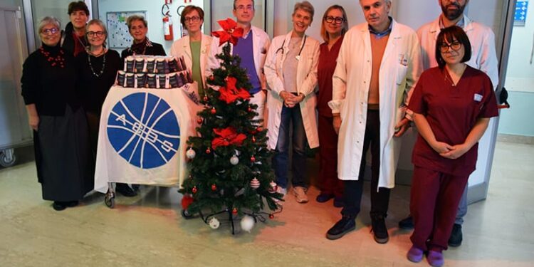 La generosità di ACOS per i pazienti delle Medicine interne, consegnati pensieri e doni di Natale