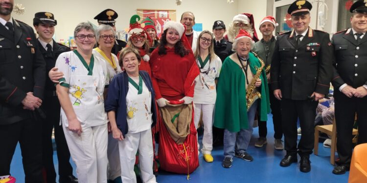 I Carabinieri portano il Natale alla Pediatria del San Donato di Arezzo