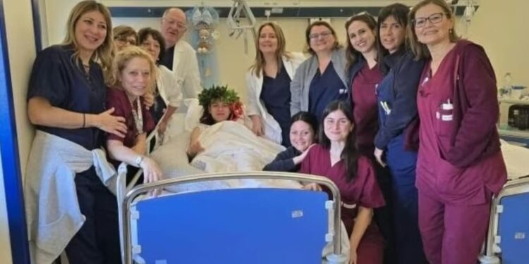 Si laurea in un letto d’ospedale dove partorisce dopo due ore