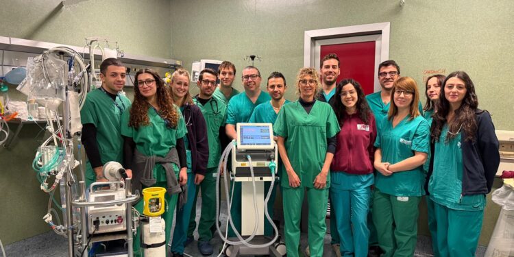 Colpito da un letale arresto cardiaco refrattario, salvato dopo 45 minuti di massaggio cardiaco e uso di ECMO, presso l’ospedale Molinette di Torino