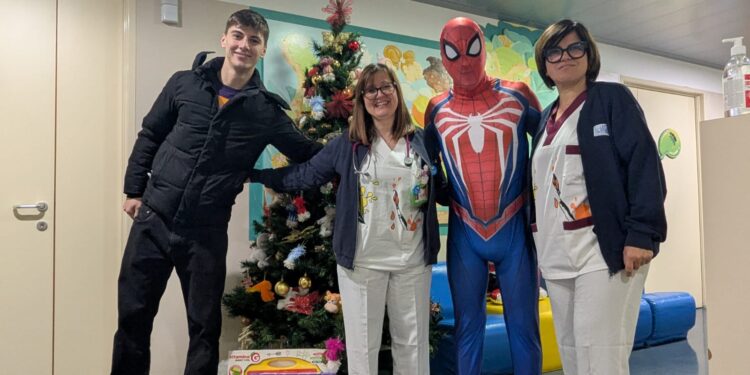 Regali da Spiderman alle bambine e ai bambini ricoverati in pediatria all’ospedale del Valdarno
