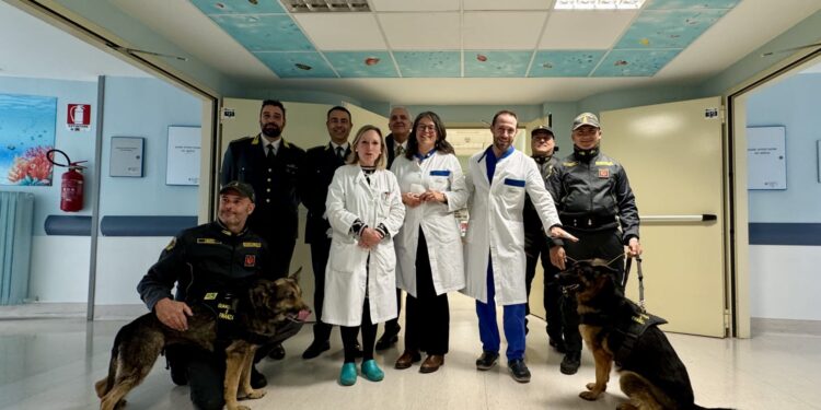 LA GUARDIA DI FINANZA IN VISITA AI REPARTI PEDIATRICI DEGLI SPEDALI CIVILI DI BRESCIA: UN INCONTRO SPECIALE CON I CANI CINOFILI E TANTI SORRISI PER I PICCOLI PAZIENTI RICOVERATI