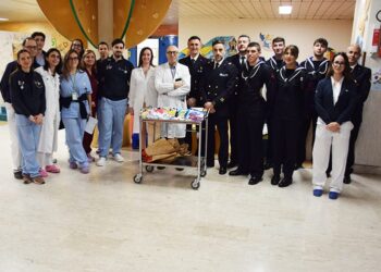 Circondario Marittimo di Porto Santo Stefano, il personale del Comando porta libri, giochi e materiale didattico ai piccoli pazienti della Pediatria