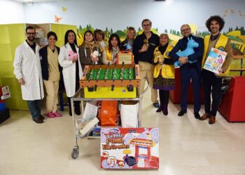 Libri e giochi dal club service Lions Siena Torre di Mezzo per la Biblioteca del Dipartimento della Donna e dei Bambini e la Chirurgia pediatrica