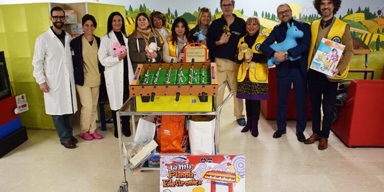 Libri e giochi dal club service Lions Siena Torre di Mezzo per la Biblioteca del Dipartimento della Donna e dei Bambini e la Chirurgia pediatrica