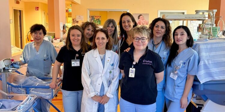 Anniversario di generosità: il Wine Bar Osteria il Bargello dona duemila euro all’Associazione Insieme per i bambini finalizzati all’acquisto di due poltrone letto per la Pediatria dell’Aou Senese