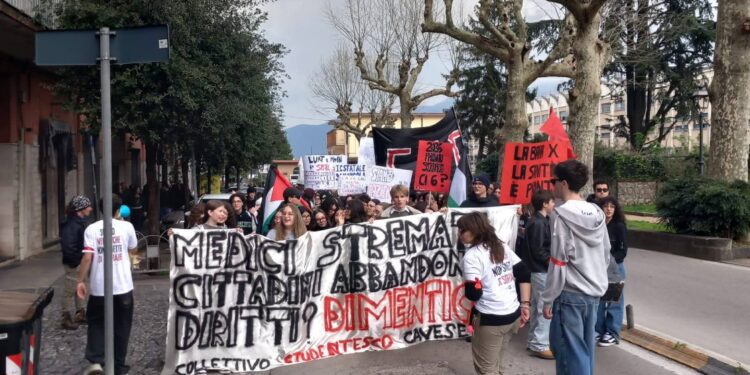 Cava de’ Tirreni: studenti in piazza contro la chiusura del pronto soccorso cittadino