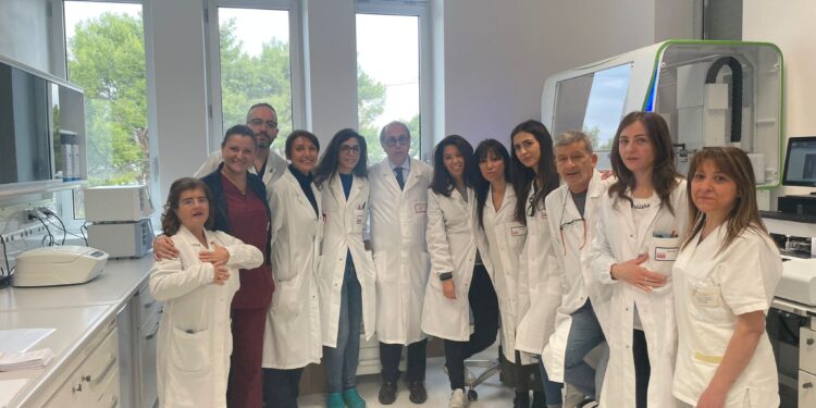 𝗨𝗻𝗮 𝗯𝗮𝗺𝗯𝗶𝗻𝗮 𝘀𝗮𝗹𝘃𝗮𝘁𝗮 𝗱𝗮𝗹𝗹𝗮 𝗰𝗲𝗰𝗶𝘁𝗮̀ 𝗮 𝘀𝗼𝗹𝗶 𝟮𝟬 𝗴𝗶𝗼𝗿𝗻𝗶 𝗱𝗮𝗹𝗹𝗮 𝗻𝗮𝘀𝗰𝗶𝘁𝗮:  𝗱𝗶𝗮𝗴𝗻𝗼𝘀𝗶 𝗽𝗿𝗲𝗰𝗼𝗰𝗲 𝗺𝗮𝗶 𝗿𝗲𝗮𝗹𝗶𝘇𝘇𝗮𝘁𝗮 𝗽𝗿𝗶𝗺𝗮 𝗴𝗿𝗮𝘇𝗶𝗲 𝗮𝗹𝗹𝗼 𝘀𝗰𝗿𝗲𝗲𝗻𝗶𝗻𝗴 𝗴𝗲𝗻𝗼𝗺𝗶𝗰𝗼   𝗜𝗹 𝗿𝗶𝘀𝘂𝗹𝘁𝗮𝘁𝗼 𝗱𝗲𝗹𝗹𝗮 𝗚𝗲𝗻𝗲𝘁𝗶𝗰𝗮 𝗠𝗲𝗱𝗶𝗰𝗮 𝗱𝗲𝗹𝗹’𝗢𝘀𝗽𝗲𝗱𝗮𝗹𝗲 𝗗𝗶 𝗩𝗲𝗻𝗲𝗿𝗲 𝗰𝗵𝗲 𝗱𝗮𝗹 𝟮𝟬𝟮𝟱 𝗵𝗮 𝗮𝘁𝘁𝗶𝘃𝗮𝘁𝗼 𝗶𝗹 𝗽𝗿𝗼𝗴𝗿𝗮𝗺𝗺𝗮 𝗚𝗲𝗻𝗼𝗺𝗮 𝗣𝘂𝗴𝗹𝗶𝗮. 𝗟’𝗲𝘀𝗽𝗲𝗿𝗶𝗲𝗻𝘇𝗮 𝗮𝗹 𝗰𝗲𝗻𝘁𝗿𝗼 𝗱𝗲𝗹 𝗺𝗲𝗲𝘁𝗶𝗻𝗴 𝗶𝗻𝘁𝗲𝗿𝗻𝗮𝘇𝗶𝗼𝗻𝗮𝗹𝗲 𝗱𝗲𝗹𝗹’𝟴 𝗲 𝟵 𝗮𝗽𝗿𝗶𝗹𝗲 𝗮 𝗕𝗮𝗿𝗶 𝗰𝗼𝗻 𝗲𝘀𝗽𝗲𝗿𝘁𝗶 𝗱𝗮 𝗘𝘂𝗿𝗼𝗽𝗮 𝗲 𝗦𝘁𝗮𝘁𝗶 𝗨𝗻𝗶𝘁𝗶