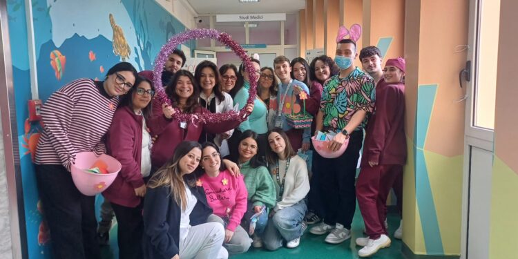 𝗦𝘁𝘂𝗱𝗲𝗻𝘁𝗶 𝗱𝗶 𝗜𝗻𝗳𝗲𝗿𝗺𝗶𝗲𝗿𝗶𝘀𝘁𝗶𝗰𝗮 𝗱𝗼𝗻𝗮𝗻𝗼 𝘃𝗼𝗰𝗲 𝗮𝗶 𝗽𝗮𝘇𝗶𝗲𝗻𝘁𝗶 𝗱𝗲𝗹 𝗣𝗮𝘀𝗰𝗮𝗹𝗲 𝗱𝗶 𝗡𝗮𝗽𝗼𝗹𝗶: 𝗿𝗮𝗰𝗰𝗼𝗹𝘁𝗶 𝗱𝗲𝘀𝗶𝗱𝗲𝗿𝗶 𝗲𝗱 𝗲𝗺𝗼𝘇𝗶𝗼𝗻𝗶 𝗻𝗲𝗶 𝗿𝗲𝗽𝗮𝗿𝘁𝗶