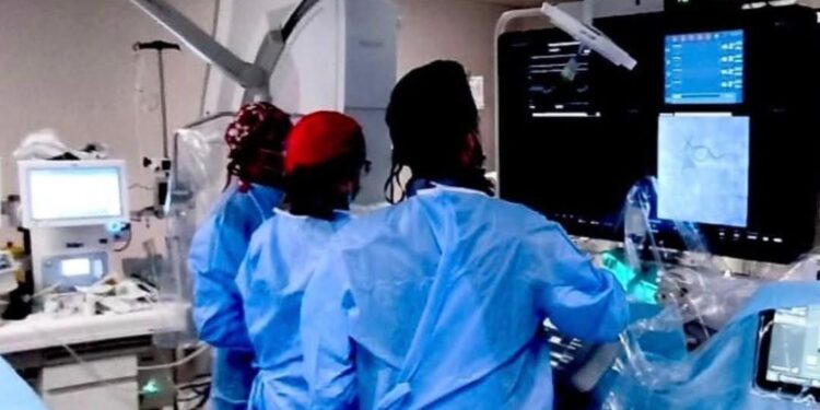 𝐈𝐜𝐭𝐮𝐬 𝐞𝐦𝐨𝐫𝐫𝐚𝐠𝐢𝐜𝐨 𝐞 𝐢𝐩𝐞𝐫𝐭𝐞𝐧𝐬𝐢𝐨𝐧𝐞 𝐟𝐮𝐨𝐫𝐢 𝐜𝐨𝐧𝐭𝐫𝐨𝐥𝐥𝐨: 𝐩𝐚𝐳𝐢𝐞𝐧𝐭𝐞 𝐬𝐚𝐥𝐯𝐚𝐭𝐨 𝐜𝐨𝐧 𝐝𝐞𝐧𝐞𝐫𝐯𝐚𝐳𝐢𝐨𝐧𝐞 𝐫𝐞𝐧𝐚𝐥𝐞 𝐦𝐢𝐧𝐢𝐧𝐯𝐚𝐬𝐢𝐯𝐚