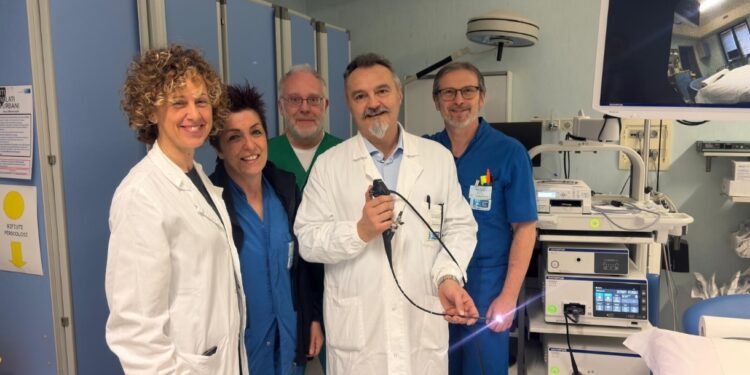 Una protesi ibrida personalizzata per salvare un paziente da un grave aneurisma.