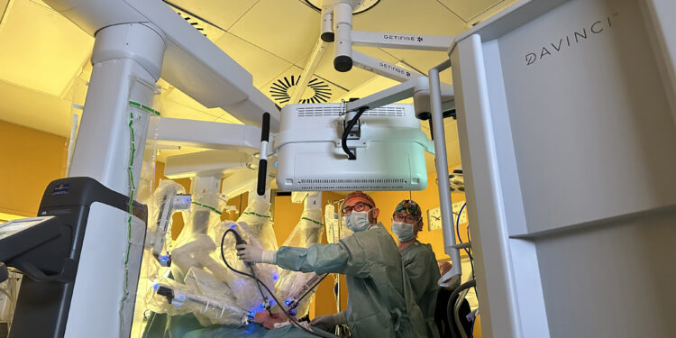 Al Policlinico Duilio Casula, primi interventi con il robot Da Vinci Xi. Serra: tecnologia d’eccellenza. Calò: interventi in 3D e vantaggi straordinari per i pazienti