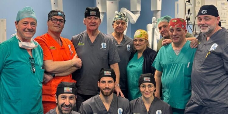 Ricostruita la faringe colpita da un carcinoma orofaringeo utilizzando, per la prima volta nel sud Italia, al Monaldi di Napoli, la chirurgia robotica