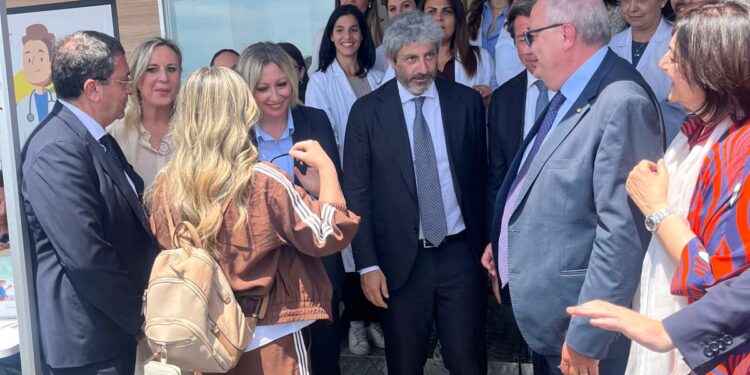 Prevenzione in piazza, il Pascale di Napoli intercetta 25 casi sospetti in due giorni