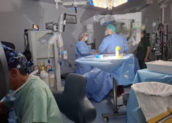 Grave forma di rettocolite ulcerosa: la proctocolectomia totale robotica ha fatto il suo ingresso all’ospedale San Marco di Catania. L’équipe dell’Unità Operativa Complessa di Chirurgia Generale, diretta da Gianluca Di Mauro, ha eseguito un delicato intervento su una paziente di 60 anni .