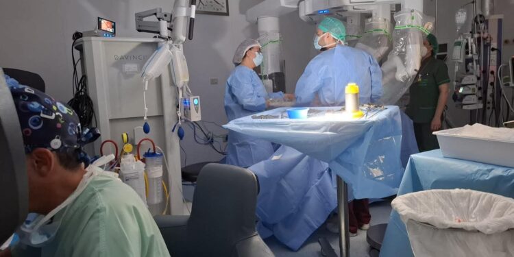 Grave forma di rettocolite ulcerosa: la proctocolectomia totale robotica ha fatto il suo ingresso all’ospedale San Marco di Catania. L’équipe dell’Unità Operativa Complessa di Chirurgia Generale, diretta da Gianluca Di Mauro, ha eseguito un delicato intervento su una paziente di 60 anni .