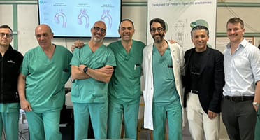 Riparare l’aorta senza aprire il torace e senza fermare il cuore