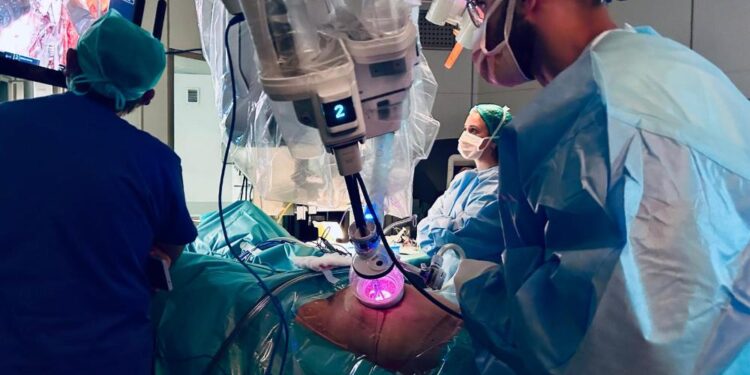 Al Policlinico di Bari la nuova frontiera del trapianto di rene robotico: primo intervento in Italia con accesso unico