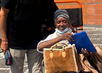 45 enne madre di 4 figli destinata alla morte per una patologia onco- ematologica nel suo paese, il Benin, curata al Cardarelli di Napoli grazie alla catena disolidarietร