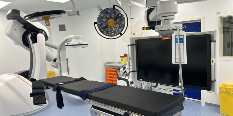 INNOVATIVO INTERVENTO CARDIOCHIRURGICO A CUORE BATTENTE PRESSO LA SALA IBRIDA DEL RUGGI DI SALERNO.