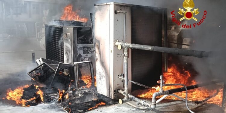 DOMATO INCENDIO AL RUGGI DI SALERNO SENZA ALCUNA CONSEGUENZA PER PAZIENTI E PERSONALE SANITARIO