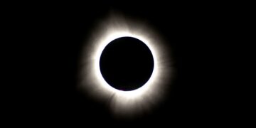 ECLISSI, SBORDONE: “SPETTACOLO DA NON PERDERE, MA NON METTIAMO A RISCHIO GLI OCCHI. BASTANO POCHI ISTANTI PER DANNEGGIARE LA RETINA”