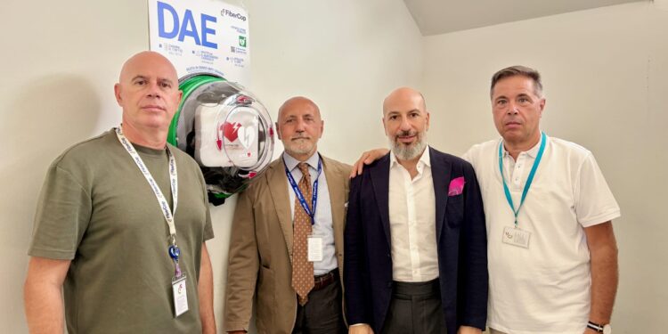 Sicurezza sul lavoro, Ugl e FiberCop donano un defibrillatore nella sede salernitana di via Mauri