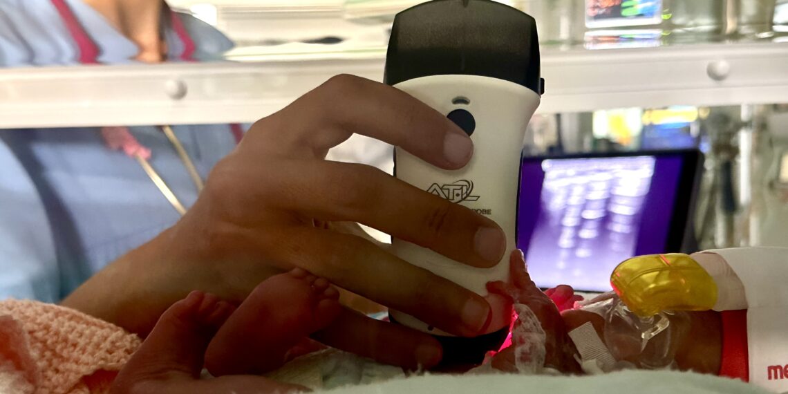 Ecografia senza fili fin dal primo respiro: all’ospedale Sant’Anna di Torino, in sala parto, valutazioni “a misura di neonato”