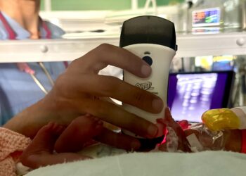 Ecografia senza fili fin dal primo respiro: all’ospedale Sant’Anna di Torino, in sala parto, valutazioni “a misura di neonato”