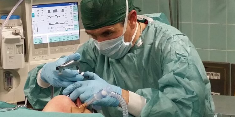 Bimba di venti mesi salvata al Ca’ Foncello di Treviso. Rimossa una nocciola rimasta nel polmone per due settimane