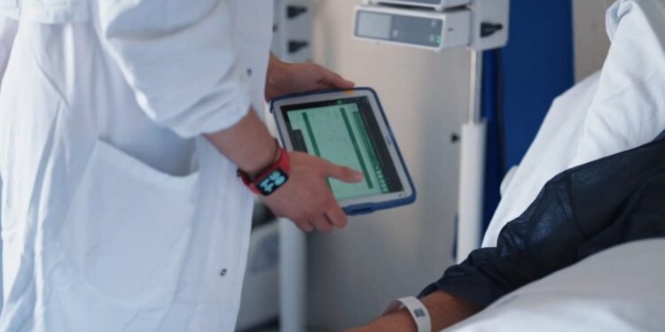 Un tablet al letto del paziente: così al Pascale la terapia diventa digitale