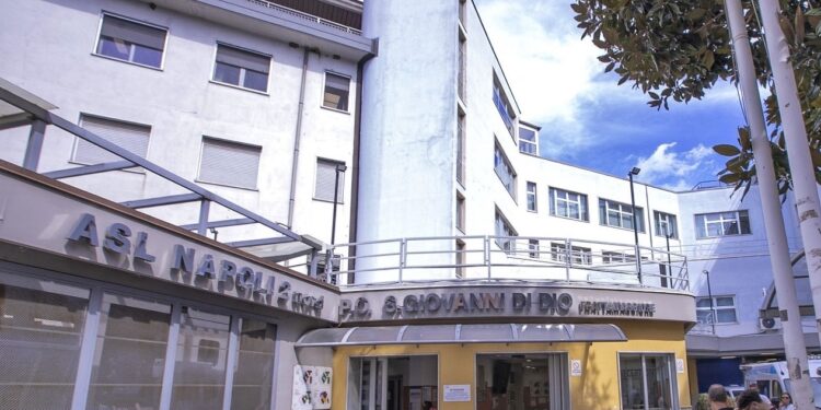 Medici di Pronto soccorso, in 20 al concorso per 15 posti dell’Asl Napoli 2 Nord: pronti i contratti di assunzione per tutti e venti gli idonei. Nuova linfa per ospedali sotto pressione come Frattamaggiore